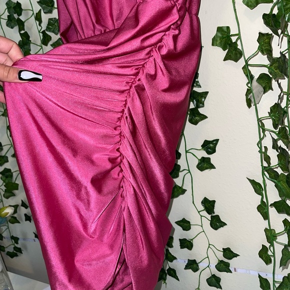 It’s a beautiful pink stretchy long sleeves dress - Picture 5 of 8